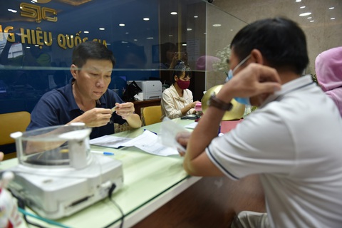 Giá vàng thế giới vượt 1.900 USD, trong nước ai mua vàng hôm qua hôm nay lỗ - Ảnh 1. Giá vàng thế giới vượt 1.900 USD, trong nước ai mua vàng hôm qua hôm nay lỗ - Ảnh 1.