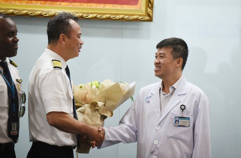 Bác sĩ Chợ Rẫy điều trị cho phi công người Anh đã có mặt tại Đà Nẵng - Ảnh 1. Bác sĩ Chợ Rẫy điều trị cho phi công người Anh đã có mặt tại Đà Nẵng - Ảnh 1.
