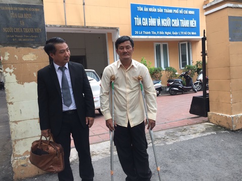 Vụ nghi tài xế cố tình cán qua người nạn nhân: Gần 20 phiên tòa vẫn chưa xong vụ án - Ảnh 1. Vụ nghi tài xế cố tình cán qua người nạn nhân: Gần 20 phiên tòa vẫn chưa xong vụ án - Ảnh 1.