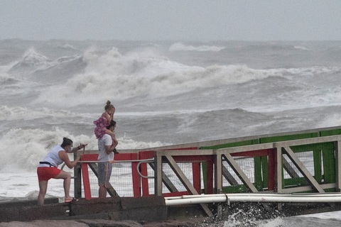 Bão Hanna làm lở đất tại bang Texas, 2 trận bão khác chờ nối đuôi vào Mỹ - Ảnh 3. Bão Hanna làm lở đất tại bang Texas, 2 trận bão khác chờ nối đuôi vào Mỹ - Ảnh 3.