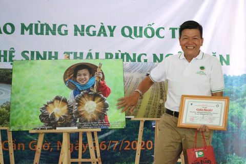 Khoảnh khắc cô gái chặt dừa nước đoạt giải nhất ảnh Cần Giờ - Ảnh 8. Khoảnh khắc cô gái chặt dừa nước đoạt giải nhất ảnh Cần Giờ - Ảnh 8.