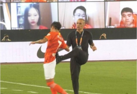 HLV Cannavaro gây tranh cãi khi đá yêu học trò ăn mừng chiến thắng - Ảnh 1. HLV Cannavaro gây tranh cãi khi đá yêu học trò ăn mừng chiến thắng - Ảnh 1.
