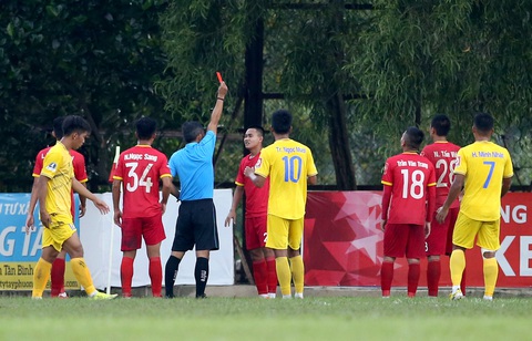 Học trò nhận thẻ đỏ, HLV lên khán đài phản ứng với giám sát - Ảnh 2. Học trò nhận thẻ đỏ, HLV lên khán đài phản ứng với giám sát - Ảnh 2.