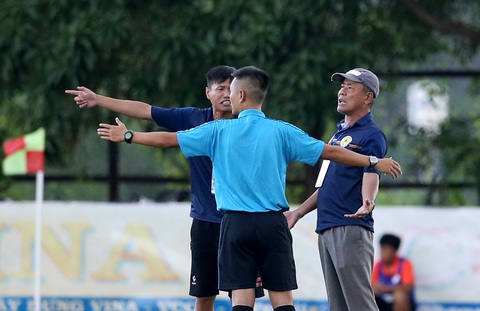 Học trò nhận thẻ đỏ, HLV lên khán đài phản ứng với giám sát - Ảnh 3. Học trò nhận thẻ đỏ, HLV lên khán đài phản ứng với giám sát - Ảnh 3.