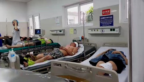 Phó thủ tướng thường trực vào Quảng Bình sau vụ lật xe làm 13 người chết - Ảnh 3. Phó thủ tướng thường trực vào Quảng Bình sau vụ lật xe làm 13 người chết - Ảnh 3.