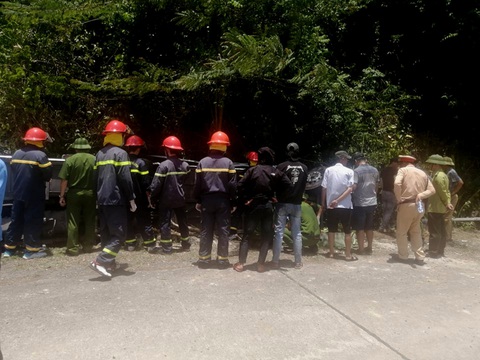 15 người chết trong xe chở đoàn đi họp lớp bị lật, 25 người bị thương - Ảnh 2. 15 người chết trong xe chở đoàn đi họp lớp bị lật, 25 người bị thương - Ảnh 2.