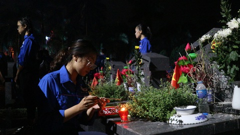 Thắp lên hàng ngàn ngọn nến sáng tri ân các anh hùng liệt sĩ - Ảnh 2. Thắp lên hàng ngàn ngọn nến sáng tri ân các anh hùng liệt sĩ - Ảnh 2.