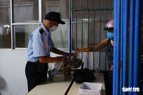 2 bệnh viện ở Đà Nẵng được tiếp tế bằng cách nào để đảm bảo an toàn? - Ảnh 6. 2 bệnh viện ở Đà Nẵng được tiếp tế bằng cách nào để đảm bảo an toàn? - Ảnh 6.