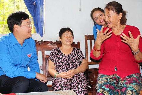 Bí thư thứ nhất Trung ương Đoàn, hoa hậu HHen Niê thăm cựu TNXP, gia đình chính sách - Ảnh 1. Bí thư thứ nhất Trung ương Đoàn, hoa hậu HHen Niê thăm cựu TNXP, gia đình chính sách - Ảnh 1.