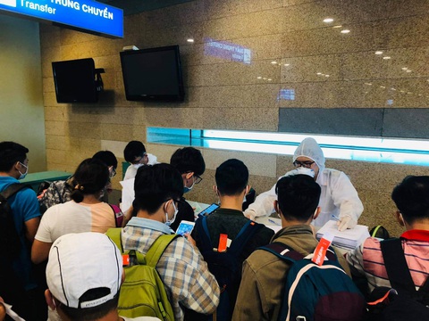 Cần Thơ: Lấy mẫu xét nghiệm tất cả hành khách trên các chuyến bay từ Đà Nẵng - Ảnh 1. Cần Thơ: Lấy mẫu xét nghiệm tất cả hành khách trên các chuyến bay từ Đà Nẵng - Ảnh 1.