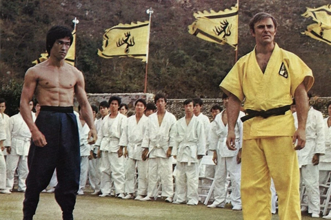 John Saxon - học trò người Mỹ cùng đóng phim với Lý Tiểu Long qua đời ở tuổi 83 - Ảnh 1. John Saxon - học trò người Mỹ cùng đóng phim với Lý Tiểu Long qua đời ở tuổi 83 - Ảnh 1.