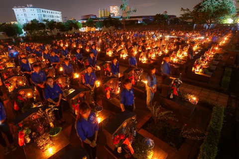 Thắp lên hàng ngàn ngọn nến sáng tri ân các anh hùng liệt sĩ - Ảnh 1. Thắp lên hàng ngàn ngọn nến sáng tri ân các anh hùng liệt sĩ - Ảnh 1.