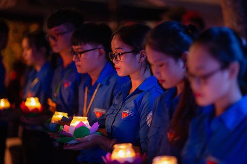 Thắp lên hàng ngàn ngọn nến sáng tri ân các anh hùng liệt sĩ - Ảnh 3. Thắp lên hàng ngàn ngọn nến sáng tri ân các anh hùng liệt sĩ - Ảnh 3.