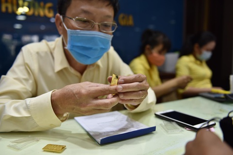 Vàng lên 56,8 triệu /lượng, người dân phản ứng ra sao trong cơn sốt giá vàng? - Ảnh 4. Vàng lên 56,8 triệu /lượng, người dân phản ứng ra sao trong cơn sốt giá vàng? - Ảnh 4.