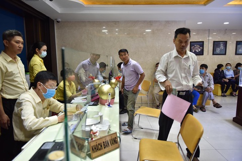 Vàng lên 56,8 triệu /lượng, người dân phản ứng ra sao trong cơn sốt giá vàng? - Ảnh 6. Vàng lên 56,8 triệu /lượng, người dân phản ứng ra sao trong cơn sốt giá vàng? - Ảnh 6.