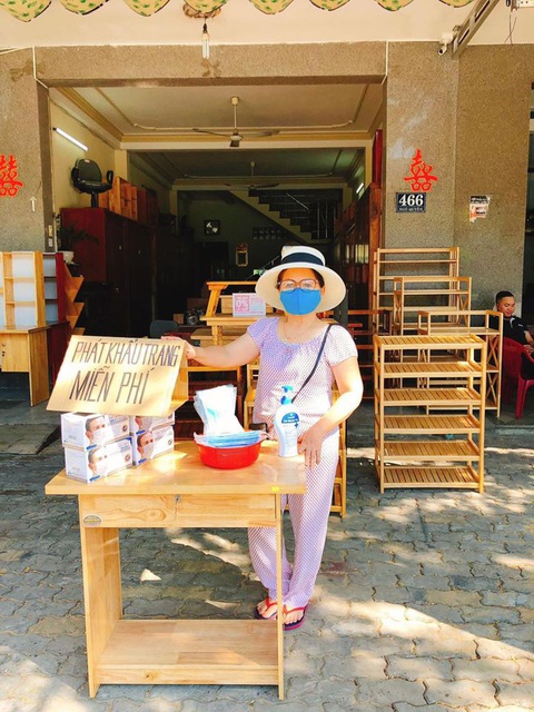 Khẩu trang miễn phí, suất ăn đêm giúp nhau vượt qua dịch COVID-19 - Ảnh 4. Khẩu trang miễn phí, suất ăn đêm giúp nhau vượt qua dịch COVID-19 - Ảnh 4.