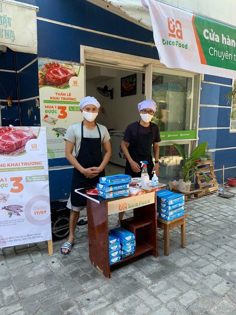 Khẩu trang miễn phí, suất ăn đêm giúp nhau vượt qua dịch COVID-19 - Ảnh 2. Khẩu trang miễn phí, suất ăn đêm giúp nhau vượt qua dịch COVID-19 - Ảnh 2.