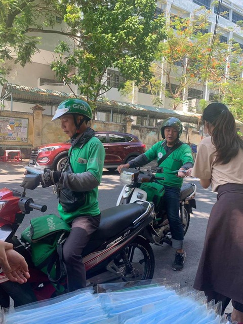 Khẩu trang miễn phí, suất ăn đêm giúp nhau vượt qua dịch COVID-19 - Ảnh 1. Khẩu trang miễn phí, suất ăn đêm giúp nhau vượt qua dịch COVID-19 - Ảnh 1.