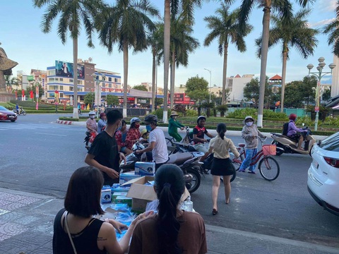 Khẩu trang miễn phí, suất ăn đêm giúp nhau vượt qua dịch COVID-19 - Ảnh 5. Khẩu trang miễn phí, suất ăn đêm giúp nhau vượt qua dịch COVID-19 - Ảnh 5.