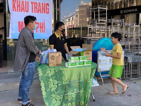 Khẩu trang miễn phí, suất ăn đêm giúp nhau vượt qua dịch COVID-19 - Ảnh 6. Khẩu trang miễn phí, suất ăn đêm giúp nhau vượt qua dịch COVID-19 - Ảnh 6.