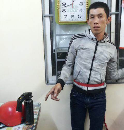 Nghi phạm cướp giật để phê ma túy và chơi game bị người dân vây bắt - Ảnh 1. Nghi phạm cướp giật để phê ma túy và chơi game bị người dân vây bắt - Ảnh 1.