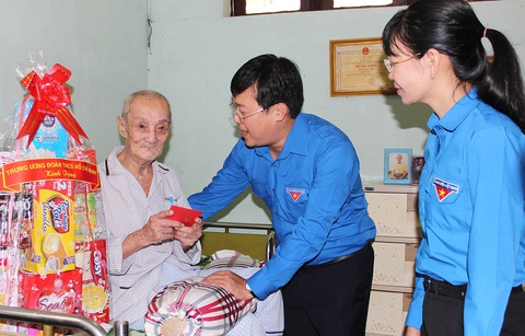 Người trẻ tri ân mẹ Việt Nam anh hùng - Ảnh 1. Người trẻ tri ân mẹ Việt Nam anh hùng - Ảnh 1.