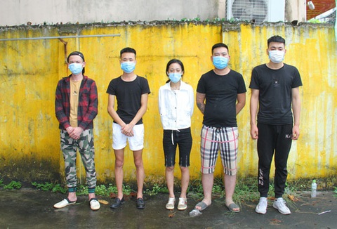 Bắt 2 ôtô đang từ Lào Cai vào Nha Trang chở 10 người Trung Quốc nhập cảnh trái phép - Ảnh 1. Bắt 2 ôtô đang từ Lào Cai vào Nha Trang chở 10 người Trung Quốc nhập cảnh trái phép - Ảnh 1.