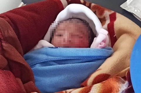 Bé sơ sinh nguy kịch vì bị bỏ rơi dưới ruộng khoai giữa trời nóng 40 độ - Ảnh 1. Bé sơ sinh nguy kịch vì bị bỏ rơi dưới ruộng khoai giữa trời nóng 40 độ - Ảnh 1.