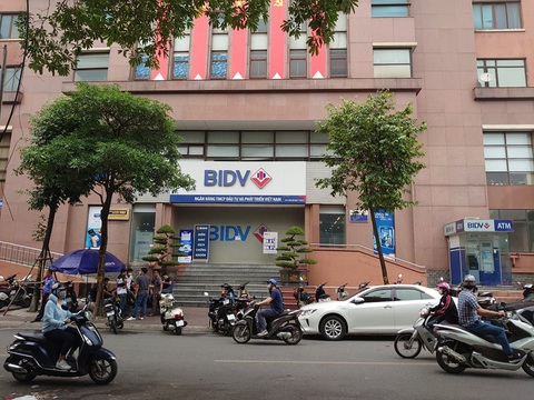 Hai nghi phạm nổ súng cướp 900 triệu tại BIDV ném lựu đạn khi chạy trốn - Ảnh 1. Hai nghi phạm nổ súng cướp 900 triệu tại BIDV ném lựu đạn khi chạy trốn - Ảnh 1.