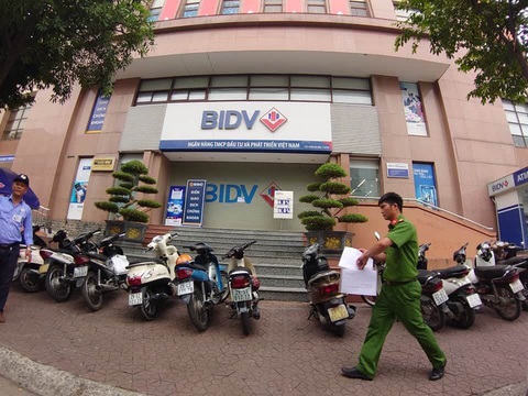2 nghi phạm nổ súng cướp tiền tại chi nhánh Ngân hàng BIDV - Ảnh 1. 2 nghi phạm nổ súng cướp tiền tại chi nhánh Ngân hàng BIDV - Ảnh 1.