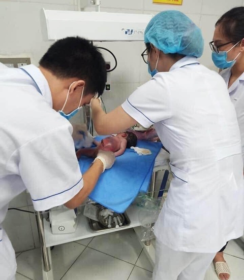 Bé sơ sinh nguy kịch vì bị bỏ rơi dưới ruộng khoai giữa trời nóng 40 độ - Ảnh 2. Bé sơ sinh nguy kịch vì bị bỏ rơi dưới ruộng khoai giữa trời nóng 40 độ - Ảnh 2.