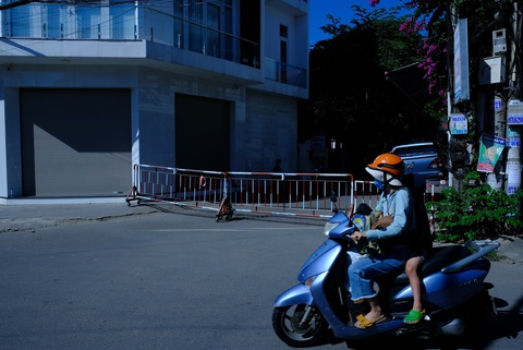 Phong tỏa 200 hộ dân nơi bệnh nhân 419 sống và Bệnh viện đa khoa TP Quảng Ngãi - Ảnh 2. Phong tỏa 200 hộ dân nơi bệnh nhân 419 sống và Bệnh viện đa khoa TP Quảng Ngãi - Ảnh 2.