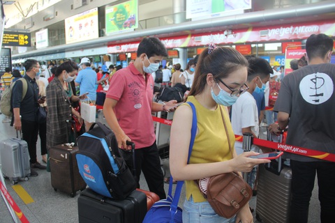 Trước giờ cách ly Đà Nẵng, khách đi máy bay giảm, đường bộ tăng - Ảnh 1. Trước giờ cách ly Đà Nẵng, khách đi máy bay giảm, đường bộ tăng - Ảnh 1.