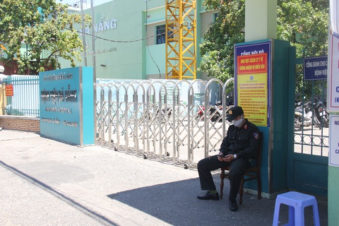 Một số bệnh nhân và người nhà leo rào rời Bệnh viện Đà Nẵng trước giờ cách ly - Ảnh 1. Một số bệnh nhân và người nhà leo rào rời Bệnh viện Đà Nẵng trước giờ cách ly - Ảnh 1.
