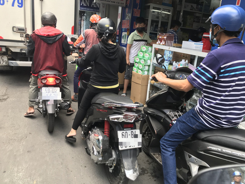 Dịch COVID-19 xuất hiện lại, giá khẩu trang y tế TP.HCM lại leo thang - Ảnh 2. Dịch COVID-19 xuất hiện lại, giá khẩu trang y tế TP.HCM lại leo thang - Ảnh 2.