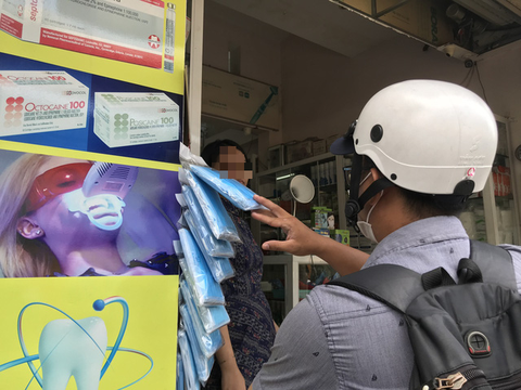 Dịch COVID-19 xuất hiện lại, giá khẩu trang y tế TP.HCM lại leo thang - Ảnh 1. Dịch COVID-19 xuất hiện lại, giá khẩu trang y tế TP.HCM lại leo thang - Ảnh 1.