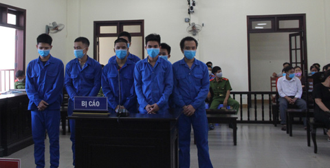 Nhóm người chạy xe đánh võng, vượt đèn đỏ lúc giãn cách xã hội lãnh án tù - Ảnh 1. Nhóm người chạy xe đánh võng, vượt đèn đỏ lúc giãn cách xã hội lãnh án tù - Ảnh 1.