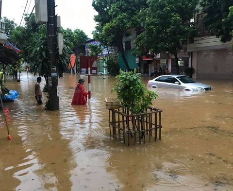 Đến lượt Lào Cai ngập lút xe hơi - Ảnh 3. Đến lượt Lào Cai ngập lút xe hơi - Ảnh 3.