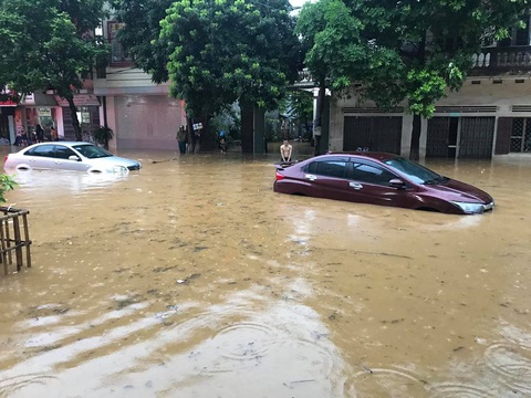 Đến lượt Lào Cai ngập lút xe hơi - Ảnh 1. Đến lượt Lào Cai ngập lút xe hơi - Ảnh 1.