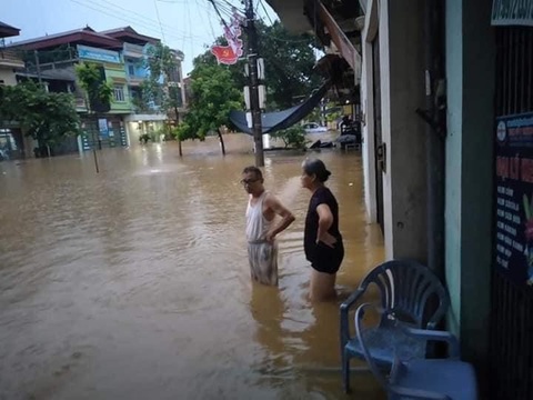 Đến lượt Lào Cai ngập lút xe hơi - Ảnh 5. Đến lượt Lào Cai ngập lút xe hơi - Ảnh 5.