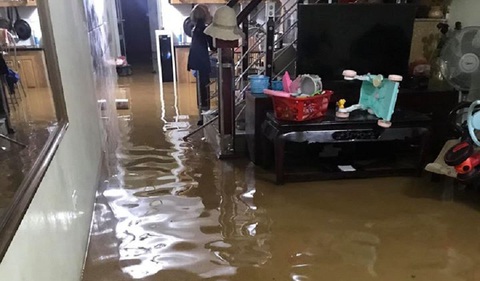 Đến lượt Lào Cai ngập lút xe hơi - Ảnh 4. Đến lượt Lào Cai ngập lút xe hơi - Ảnh 4.