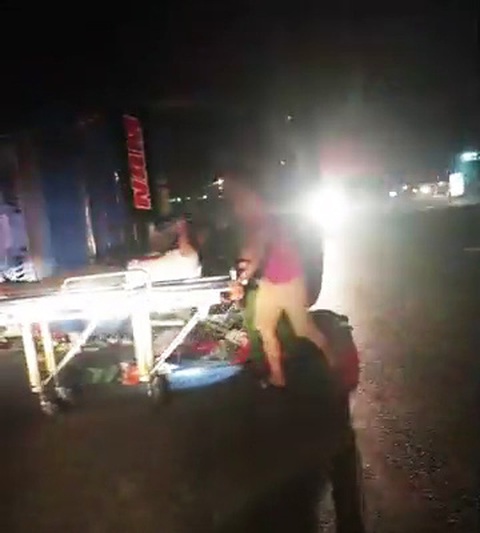Lại xe khách giường nằm lật nghiêng trên quốc lộ, nhiều người bị thương - Ảnh 3. Lại xe khách giường nằm lật nghiêng trên quốc lộ, nhiều người bị thương - Ảnh 3.