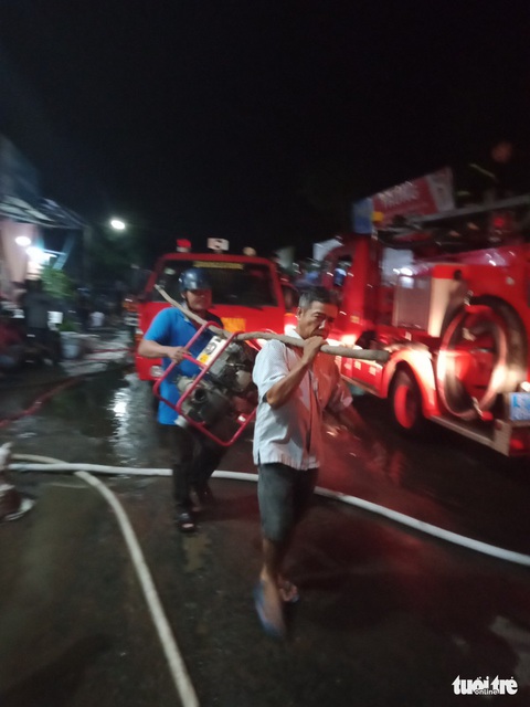 Gần 3 giờ mới dập được cháy ở công ty xay xát lúa gạo - Ảnh 1. Gần 3 giờ mới dập được cháy ở công ty xay xát lúa gạo - Ảnh 1.