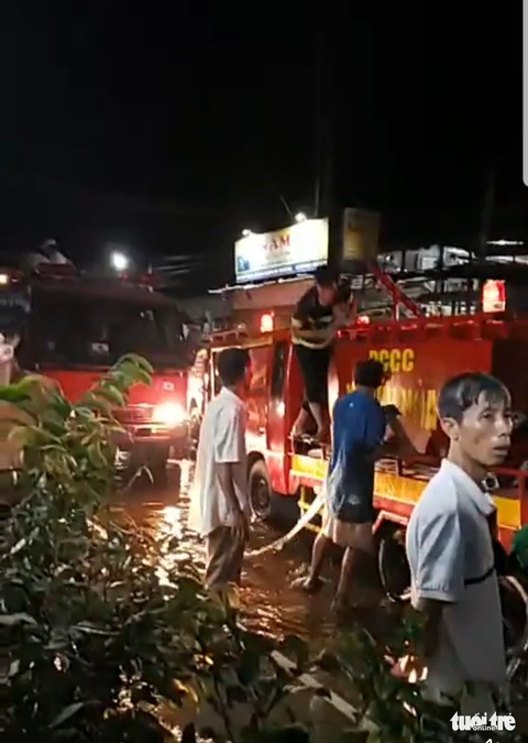 Gần 3 giờ mới dập được cháy ở công ty xay xát lúa gạo - Ảnh 3. Gần 3 giờ mới dập được cháy ở công ty xay xát lúa gạo - Ảnh 3.