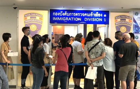 Thái Lan ấn định hạn chót cho người có thị thực ngắn hạn rời khỏi đất nước - Ảnh 1. Thái Lan ấn định hạn chót cho người có thị thực ngắn hạn rời khỏi đất nước - Ảnh 1.