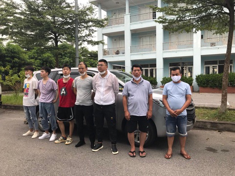 CSGT chặn 5 người Trung Quốc nhập cảnh trái phép để bay vào TP.HCM - Ảnh 1. CSGT chặn 5 người Trung Quốc nhập cảnh trái phép để bay vào TP.HCM - Ảnh 1.