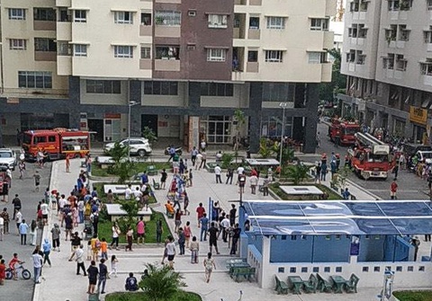 Cháy chung cư ở quận Gò Vấp, người dân hoảng loạn tháo chạy - Ảnh 2. Cháy chung cư ở quận Gò Vấp, người dân hoảng loạn tháo chạy - Ảnh 2.