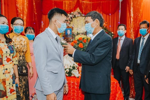 Đám cưới ở Quảng Ngãi, hai họ cùng đeo khẩu trang, không mời tiệc - Ảnh 2. Đám cưới ở Quảng Ngãi, hai họ cùng đeo khẩu trang, không mời tiệc - Ảnh 2.