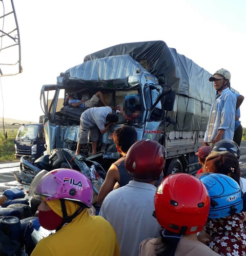 Tông vào đuôi xe dừng chờ đèn đỏ phía trước, tài xế xe tải chết kẹt trong cabin - Ảnh 2. Tông vào đuôi xe dừng chờ đèn đỏ phía trước, tài xế xe tải chết kẹt trong cabin - Ảnh 2.