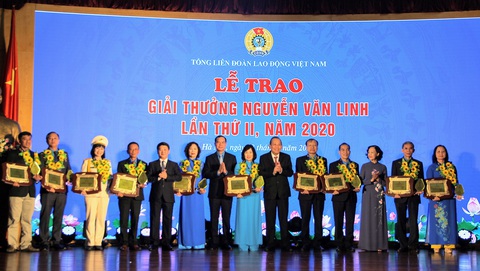 10 cán bộ công đoàn xuất sắc được tặng Giải thưởng Nguyễn Văn Linh - Ảnh 1. 10 cán bộ công đoàn xuất sắc được tặng Giải thưởng Nguyễn Văn Linh - Ảnh 1.